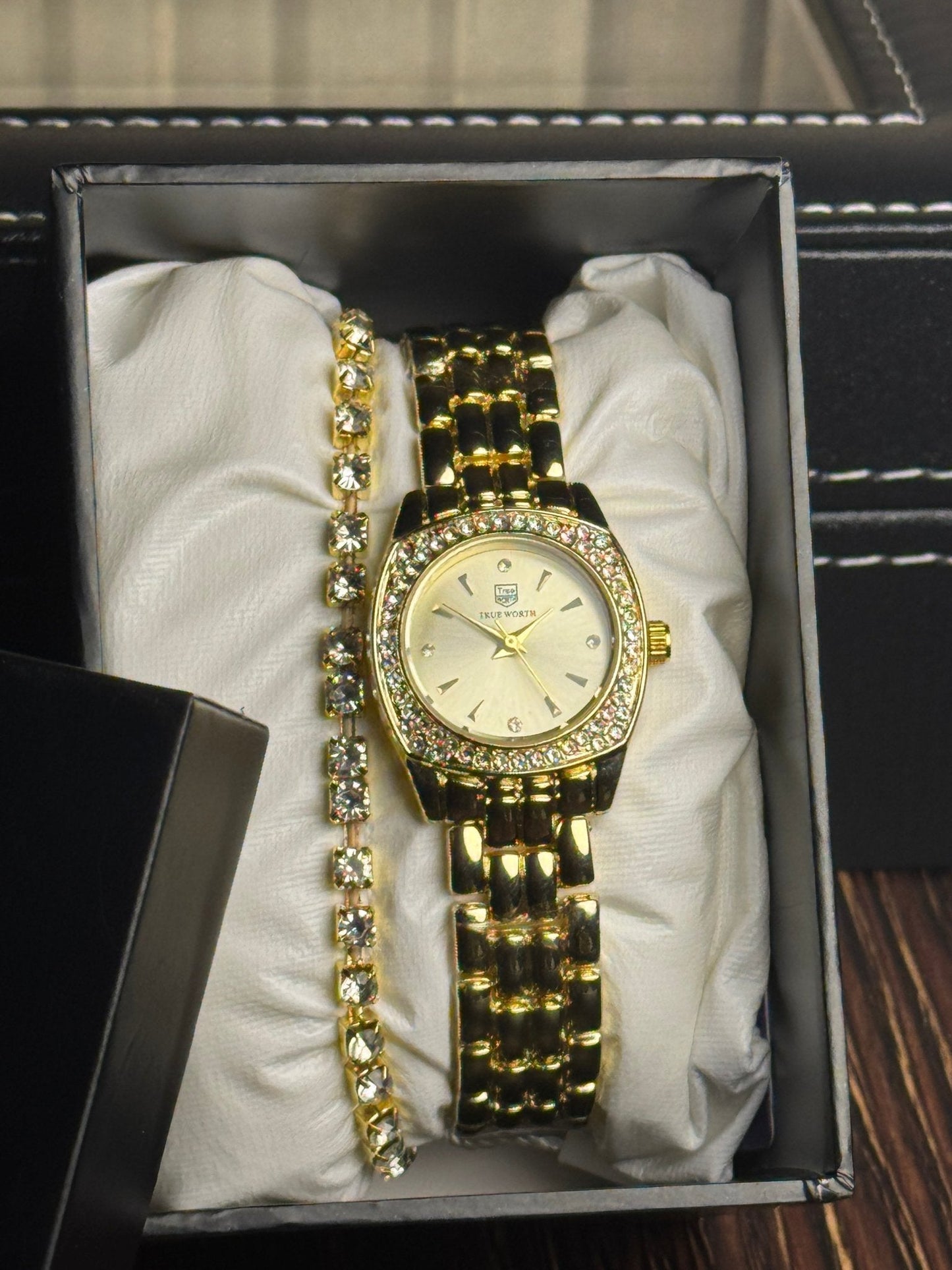Classic Gold Round Dial with Crystal Crown Finish. ساعة